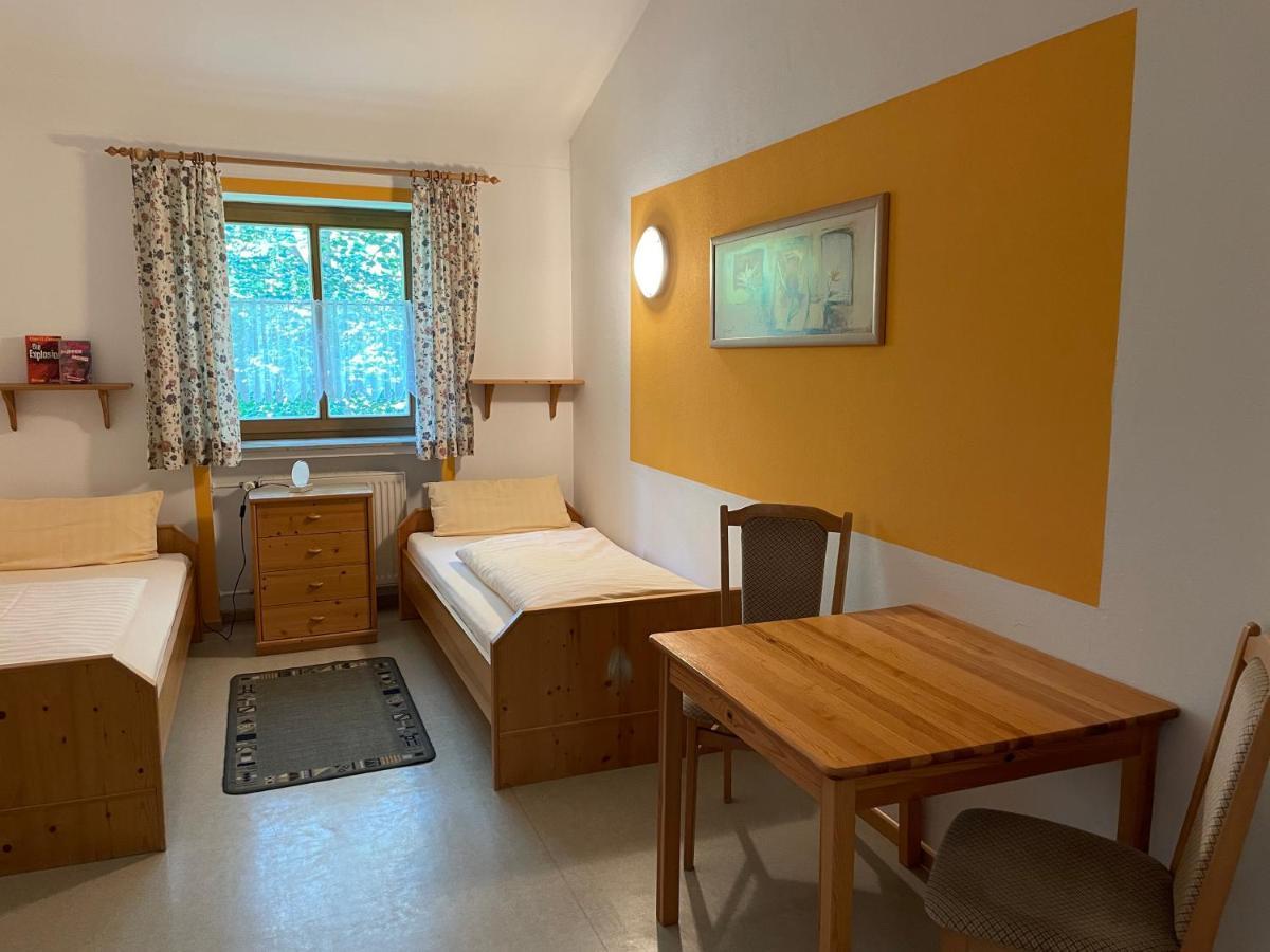 Krug'S Family Hostel Und Restaurant Weilheim in Oberbayern Exterior photo